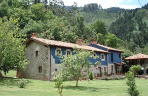 Vista del exterior de la Casa Rural Bajo Los Tilos en Ribadesella
